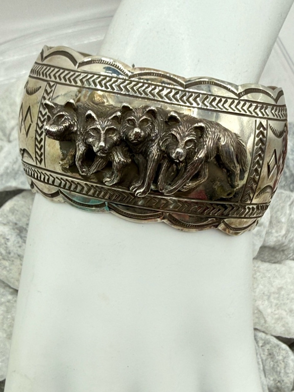 Navajo Carson Blackgoat Sterling 3D Wolfpack Cuff Bracelet Signed Sterling 59.2g - Picture 14 of 14